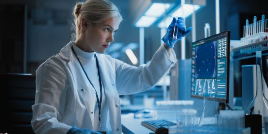 Frau mit Reagenzglas im Labor